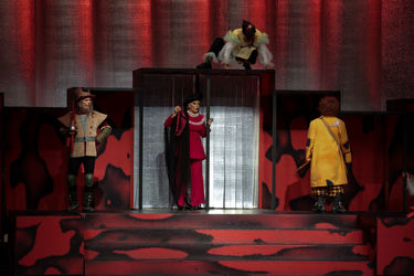 اجرای نمایش "هملت و دن کیشوت" در سالن اصلی تئاترشهر