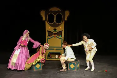 اجرای نمایش "سرزمین تهی سران" در تماشاخانه مهرگان