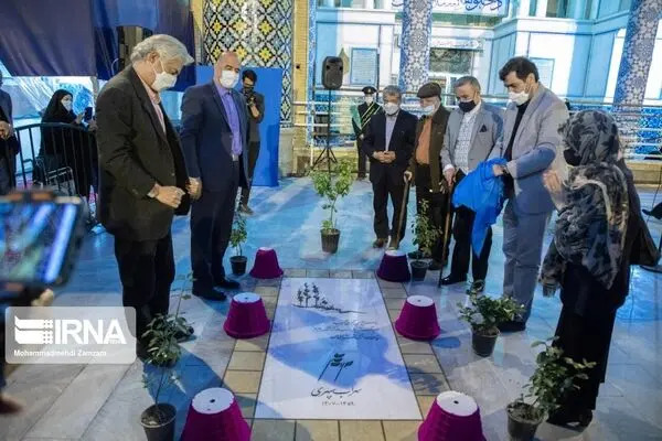ببینید: رونمایی از سنگ مزار جدید سهراب سپهری