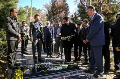 وزیر ارشاد و معاون هنری بر سر مزار هنرمندان / تقدیم فاتحه و گل؛از نادر ابراهیمی تا بابک بیات