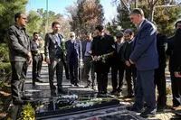 وزیر ارشاد و معاون هنری بر سر مزار هنرمندان / تقدیم فاتحه و گل؛از نادر ابراهیمی تا بابک بیات