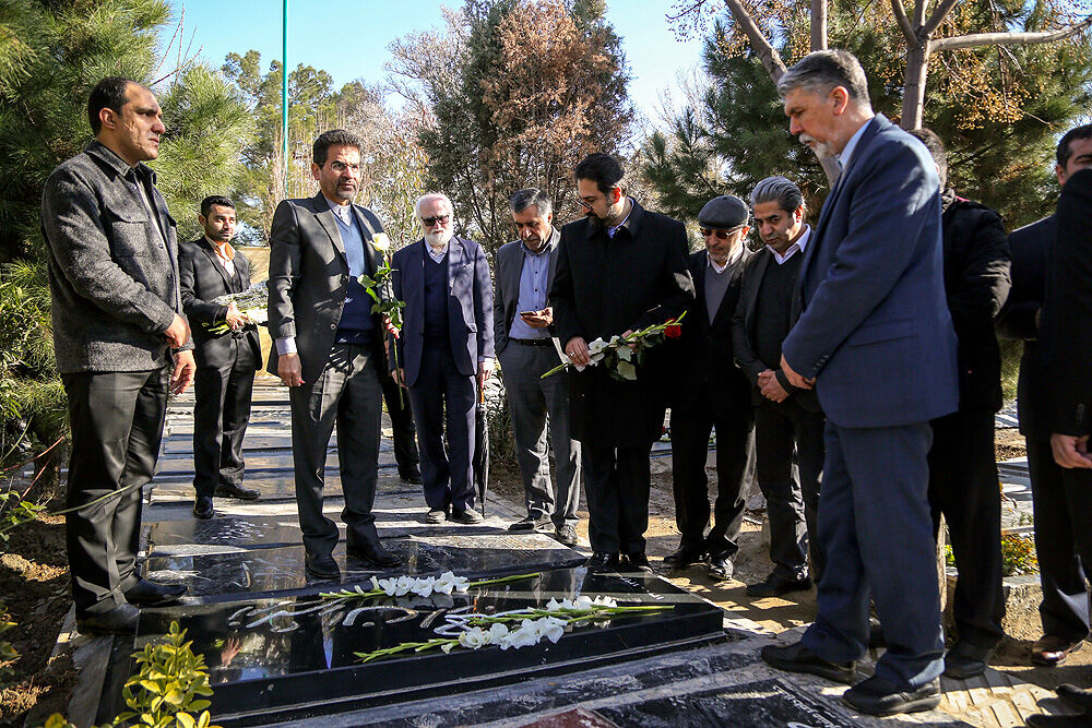 گل‌باران قطعه هنرمندان توسط وزیر ارشاد و معاون هنری وزارت ارشاد