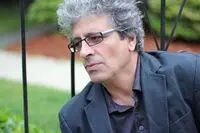شهریار مندنی‌پور: آرزویم انتشار رمان‌هایم در ایران است / نمی‌خواهم کسی موهای داستانم را بتراشد