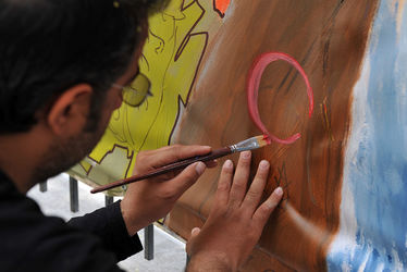 نقاشی گروهی صلح توسط جمعی از هنرمندان در موزه استاد صنعتی