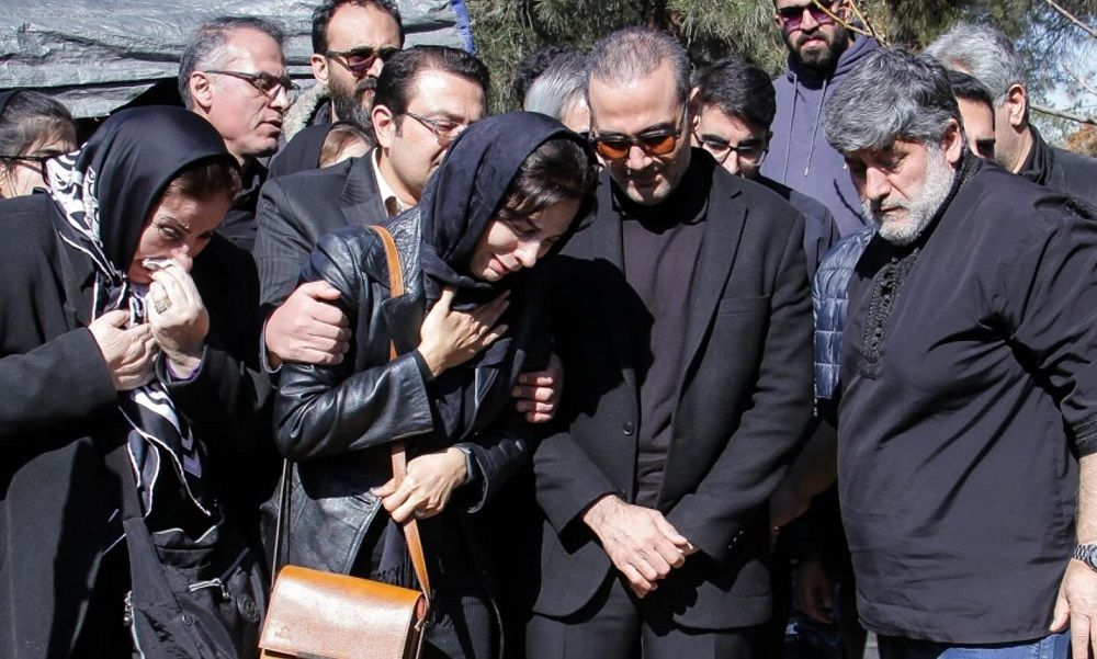 ویدئو: اشک‌های علیرضا قربانی در مراسم تشییع همسرش/ مژگان سال‌های سال زجر کشید