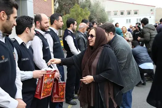 تقدیر عروسک ها از آتش نشان ها 