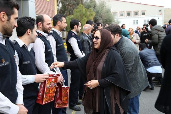 تقدیر عروسک ها از آتش نشان ها 