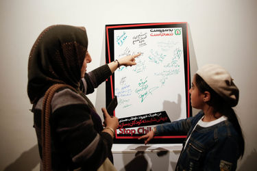 خلق اثر توسط بزرگمهر حسین‌پور در حمایت از کودکان بدسرپرست در گالری آس