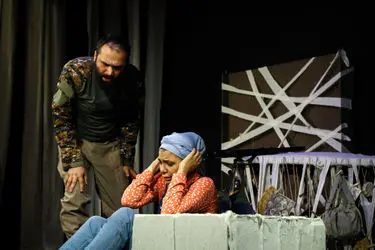 نمایش "سنگر دوست داشتنی" در تالار ناصرخسرو