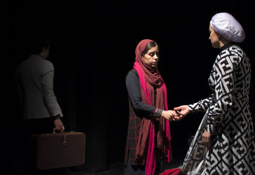 نمایش "مثل خاراندن یک زخم پس از خوب شدن" در عمارت نوفل‌لوشاتو