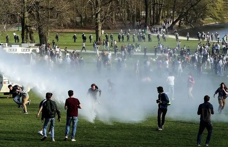درگیری پلیس با تماشاگران کنسرتی که دروغ آوریل بود