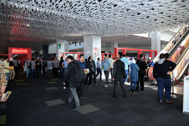 دومین روز سی و هفتمین جشنواره جهانی فیلم فجر در پردیس چارسو