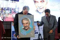 بوسه ایرج نوذری بر تصویر پدرش / عکس