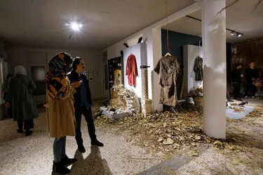 نمایش لباس‌های شقایق عربی به همراه چیدانی از فریدون آو در گالری اردیبهشت