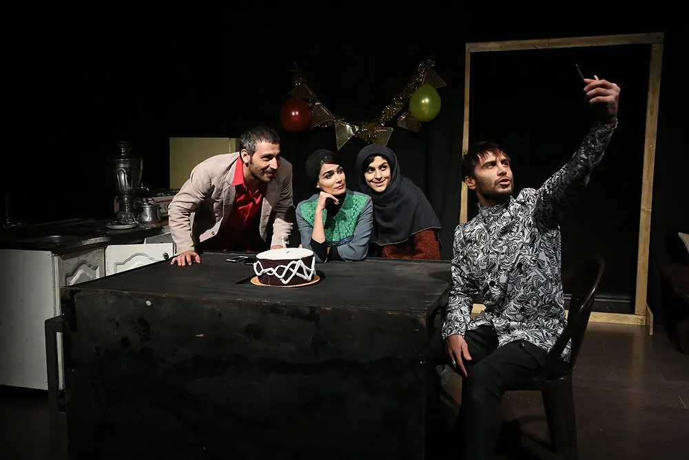ببینید: بی‌سرپرست‌ها روی صحنه تئاتر