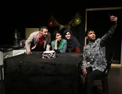 ببینید: بی‌سرپرست‌ها روی صحنه تئاتر
