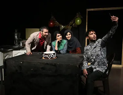 ببینید: بی‌سرپرست‌ها روی صحنه تئاتر