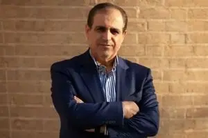 بفرمایید شنا کنید اما با دست بسته