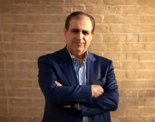 بفرمایید شنا کنید اما با دست بسته