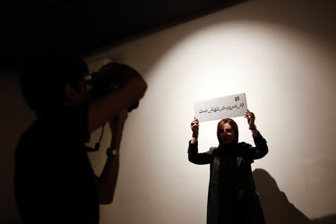 خلق اثر توسط بزرگمهر حسین‌پور در حمایت از کودکان بدسرپرست در گالری آس