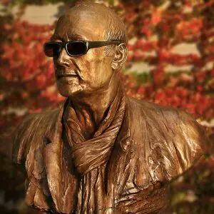 Kiarostami’s Bust Installed at Boom Gallery