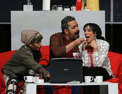 ببینید: نمایشی که زمان در آن از حرکت می‌ایستد 