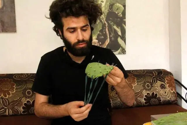هنرمندی که با کاکتوس ماسک تولید می‌کند/ عکس