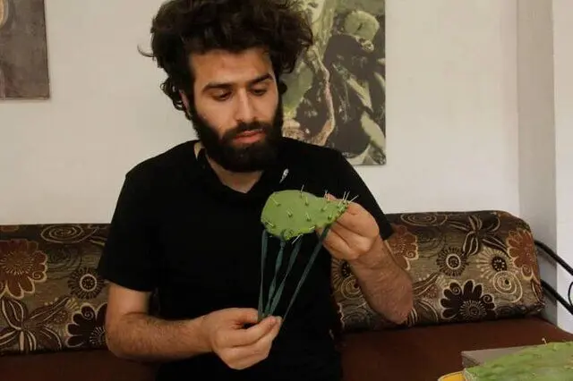 هنرمندی که با کاکتوس ماسک تولید می‌کند/ عکس