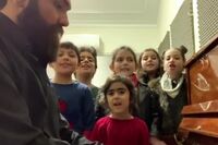 علی زندوکیلی نواخت و کودکان خواندند/ فیلم