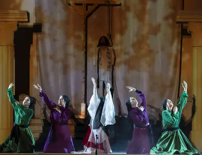 ببینید: اسرار آقای خواننده در نیاوران هویدا شد