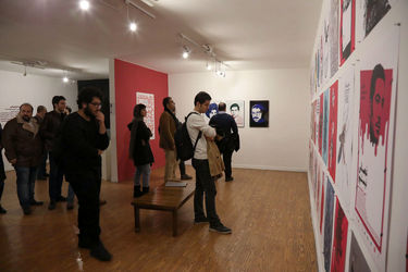 نمایشگاه پوستر آرش تنهایی با نام علیه فراموشی در گالری دنا 