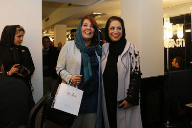 فرش فیروزه‌ای نمایش "مرد بالشی" در مرکز خرید تندیس