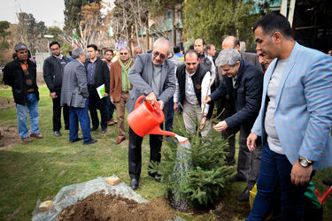 مراسم هفته درختکاری با حضور اصحاب فرهنگ، هنر و رسانه در خانه هنرمندان تهران
