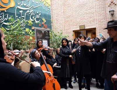 ببینید: ستاره‌های سینما و خوانندگان قدیمی در مراسم سومین روز درگذشت ناصر چشم آذر