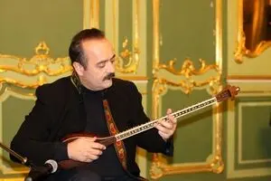 Iranian Musician Keyvan Saket plays on Mohammadreza Lotfi's tomb