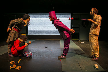 نمایش "ماجرای عجیب سگی در شب" در عمارت نوفل‌لوشاتو