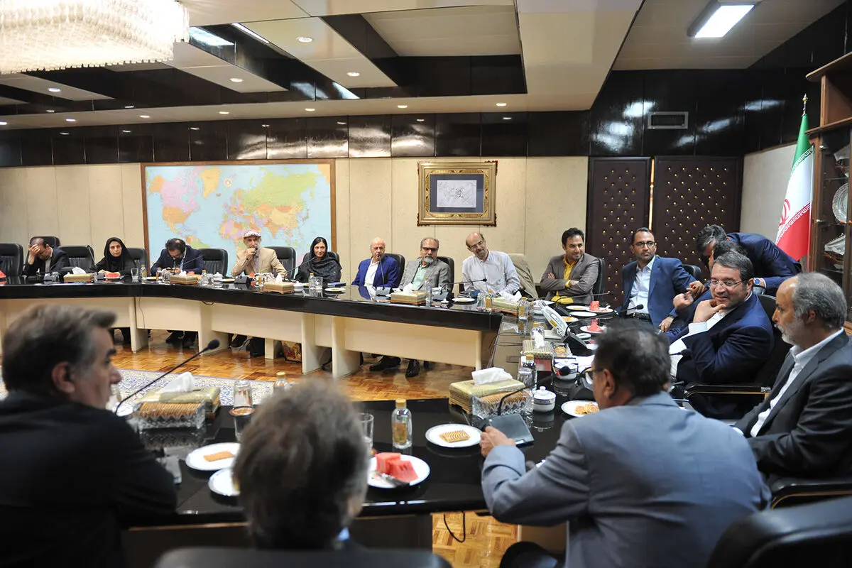 دیدار جمعی از هنرمندان با رضا رحمانی  وزیر صنعت، معدن و تجارت 