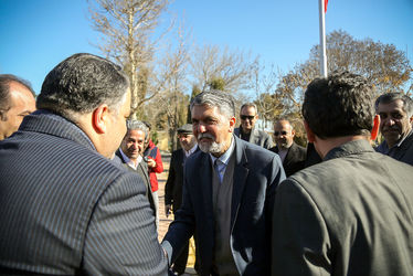 گل‌باران قطعه هنرمندان توسط وزیر ارشاد و معاون هنری وزارت ارشاد