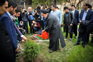 مراسم هفته درختکاری با حضور اصحاب فرهنگ، هنر و رسانه در خانه هنرمندان تهران