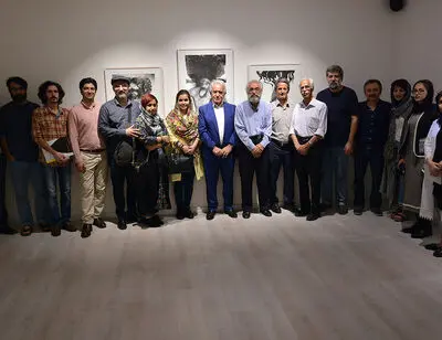 نگاهی به روایت جنون / طراحی‌های کیومرث کیاست را در گزارش تصویری ایران آرت ببینید