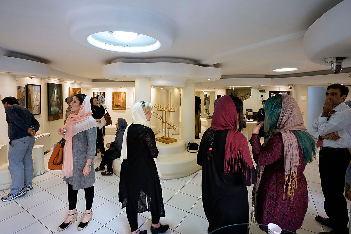 نمایشگاه گروهی نقاشی با ارائه آثاری از بیست هنرمند معاصر در نگارخانه آتشزاد