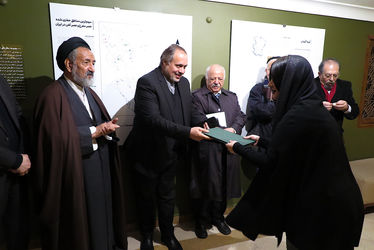 مراسم اهدای لوح به شرکت کنندگان نمایشگاه آینه دار دوران