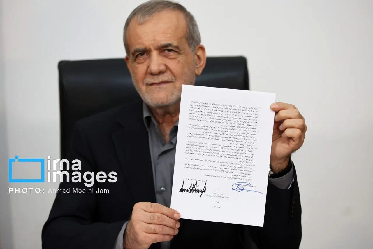پزشکیان در حال امضای توافق با امریکا (عکس)