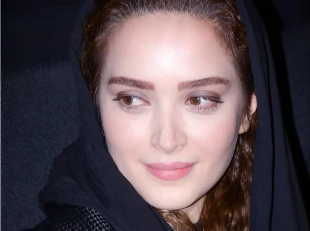 ببینید: ایمان انصافی، بهنوش طباطبایی را آرایش می‌کند!