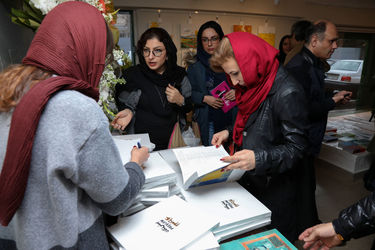 رونمایی از سومین کتاب سال پیش نگاه در گالری گلستان