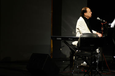 کنسرت ناصر چشم‌آذر به همراه اشکان خطیبی در تالار وحدت