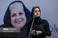 اشک‌های غزل شاکری در مراسم تشییع مادرش فرشته طائرپور/ گزارش تصویری