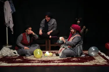 نمایش "دلفین‌ها" در تماشاخانه باران