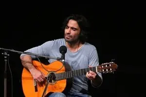 علی قمصری و اجرای خیابانی در میدان آزادی/ شما هم دعوتید