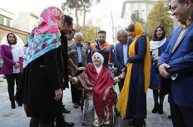 گزارش تصویری / آن زن با ویلچر آمد و دانشگاه تهران را آیینه کرد